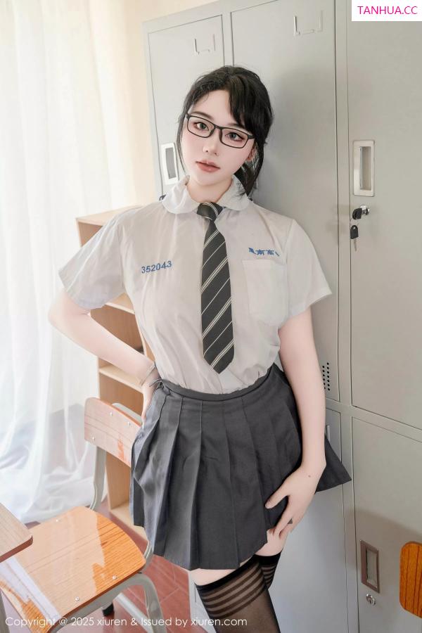   [XiuRen]高清写真图 2025.07.10 No.10530 汐汐爱吃草莓 学妹服饰第6张图片